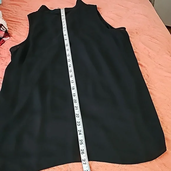 Vince Camuto's Blk breezy blouse lightens up your workweek. Sz. Small - Picture 9 of 9